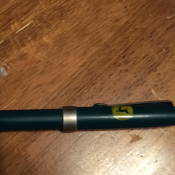 Classic John Deere keyring and clipped pin.  Green - Picture 4 of 5